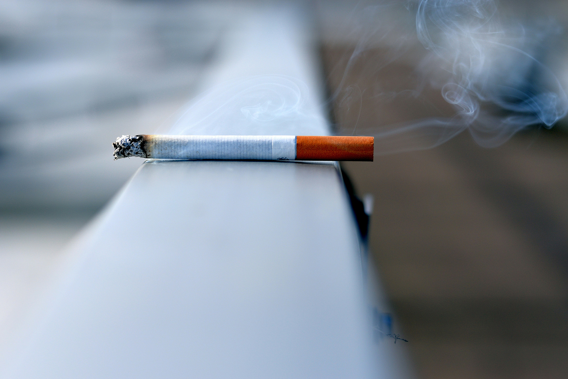 cigarett på balkongräcke
